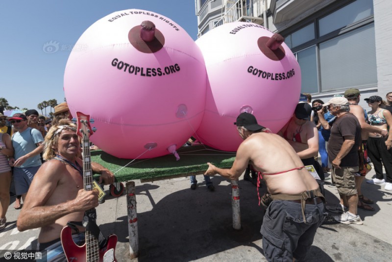 美民众参加“无上装”游行 呼吁女性权利(组图)