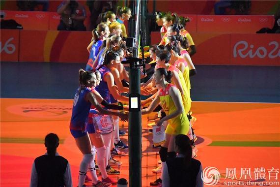 郎平场边霸气指导:大家别急 这个人发球很菜(图)