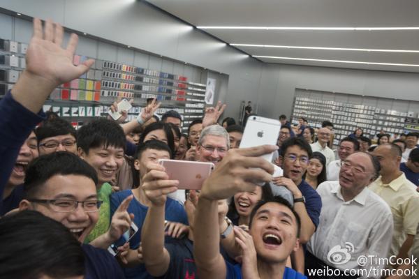 库克访华抵达重庆,黄奇帆陪他去了苹果店(组图)