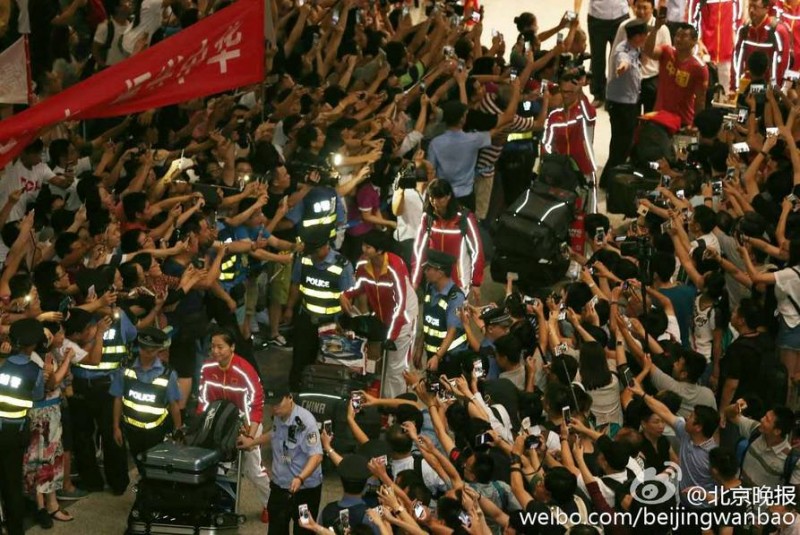 现场:中国女排凯旋 首都机场千人迎接(多图)
