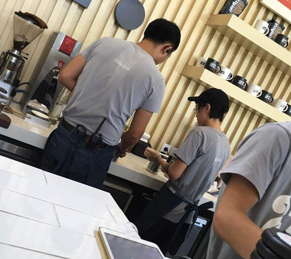 家里有数亿资产,窦靖童竟然还在咖啡店打工(图)