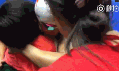 又哭了!孙杨赛后情绪失控 搂着记者放声大哭(图)