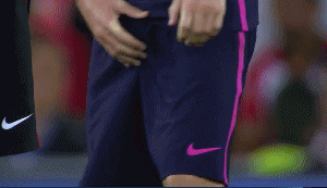 梅西尴尬一幕!手摸裆部被镜头当场捕捉-GIF (图)