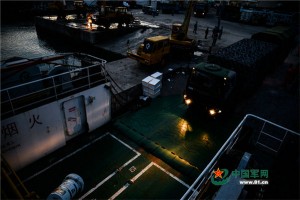 空军唯一驻岛导弹部队搭乘万吨民船 军车成排(图)