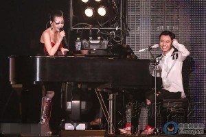 敢穿！小S奇葩装再开黄腔 吊带黑丝秀爆乳(组图)