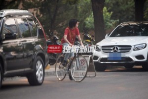 窦靖童会友烟不离手 纹身醒目显个性(组图)