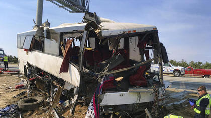 加州观光巴士撞公路告示牌 被活活切成两半(组图)