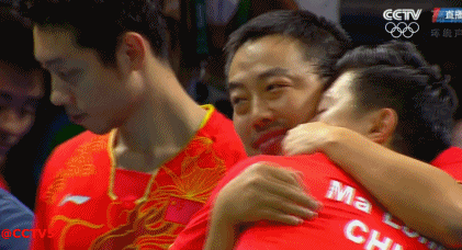 最好的褒奖!赢球后,刘国梁给马龙一个吻(动图)