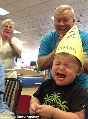 生日不快乐!2岁宝宝不想长大生日会上泪奔(组图)