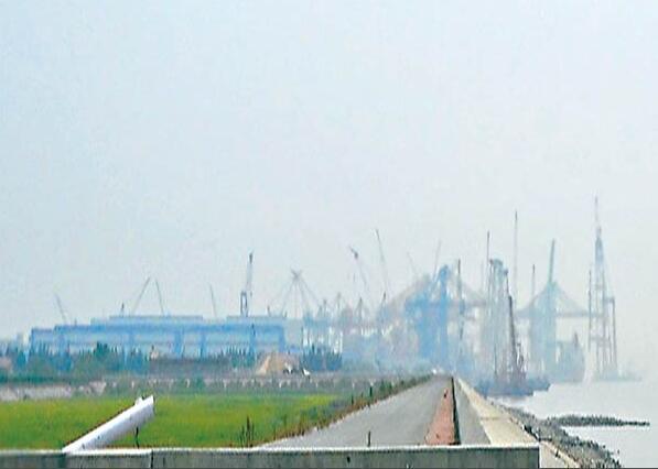 日本记者刺探中国航母情报:拍到类似船体影子(图)