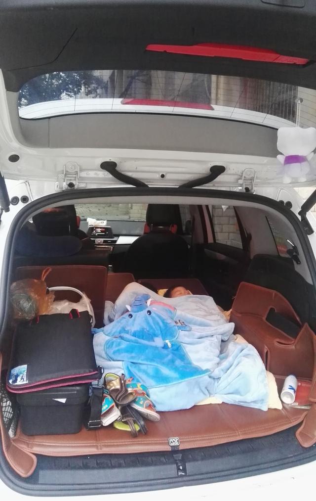 女老师早上7点带孩子到校备课 俩娃在后备箱酣睡
