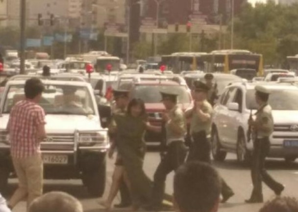 实拍:北京一赤裸女子围堵马路 疯狂打砸过往车辆