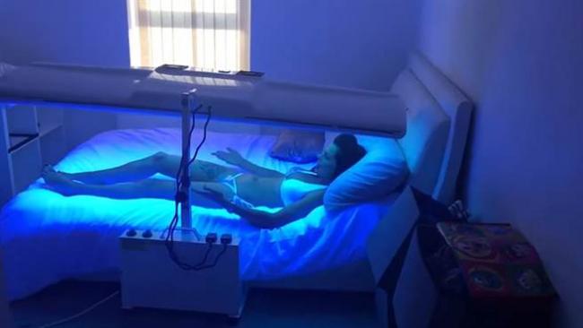 他叫女友换上比基尼度假 结果自己差点没命(视频)