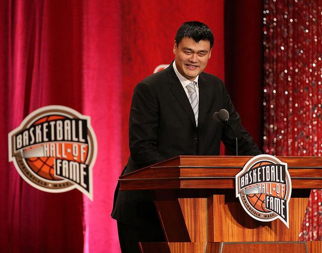 火箭官方宣布:明年2月退役姚明球衣 (图)