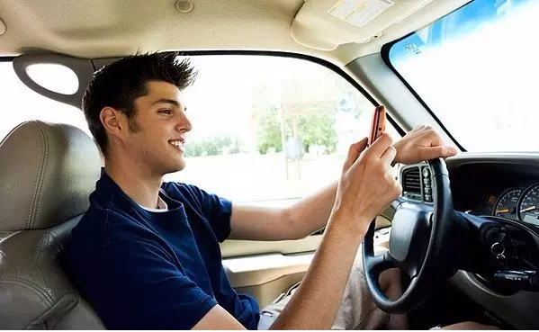 加州新法:全面禁止开车时碰触手机 别再抓宝了!