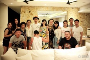 黄晓明的全家福来了，Baby素颜出镜孕味足(组图)