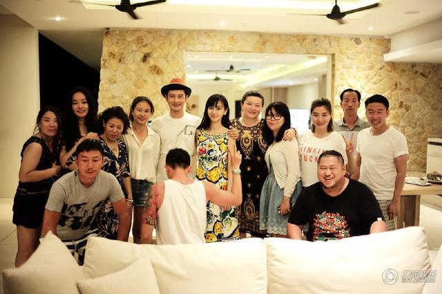 黄晓明的全家福来了，Baby素颜出镜孕味足(组图)