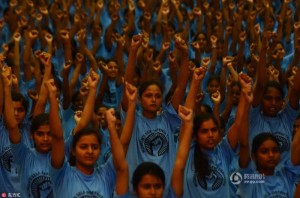 好魔性！印度超过6000名女生集体学习防身术(图)