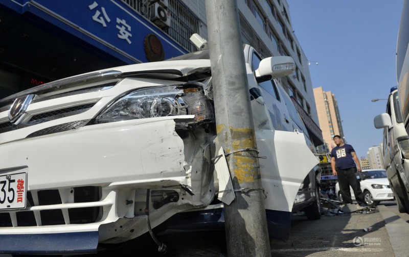 沈阳“跑车男”毒驾连撞九车 被警察鸣枪制伏(图)