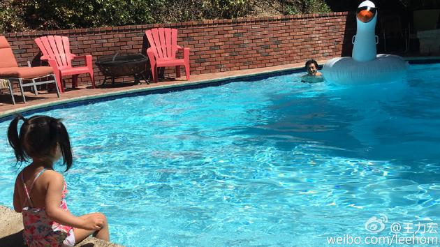 王力宏晒和女儿戏水照 二哥骑鹅显呆萌(图)