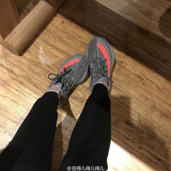 低调秀恩爱!王思聪和新欢豆得儿穿情侣鞋(图)