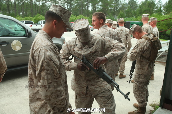 美军换装俄制装备省钱 前线海军陆战队用起了AK