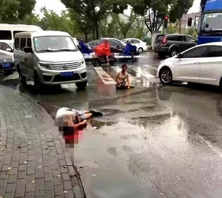 苏州:加塞起冲突 路怒司机持钢管狂砸人脑袋(图)