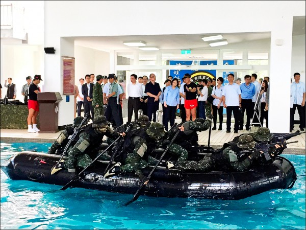 台军特战队“在泳池练兵” 网友讽:长见识了(图)