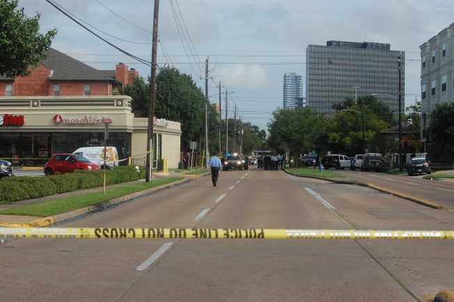 休斯敦枪击:律师着纳粹装 开保时捷跑车滥射(图)