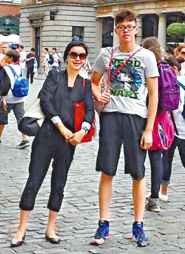 曾华倩17岁爱子曝光!高大威猛 系游泳健将(组图)