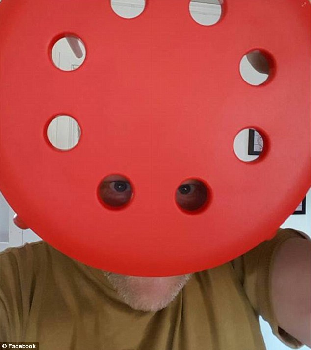 哭笑不得!坐洞洞椅沐浴 他遭遇"蛋蛋的忧伤"(图)