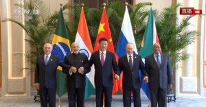 金砖五国手拉手 看习大大怎招呼普京合影(图/视)