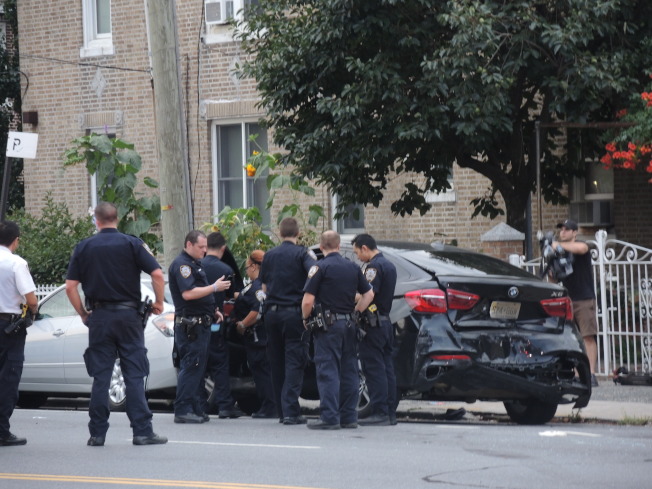 纽约街头清晨上演警匪飙车追撞 两男子在逃(视频)