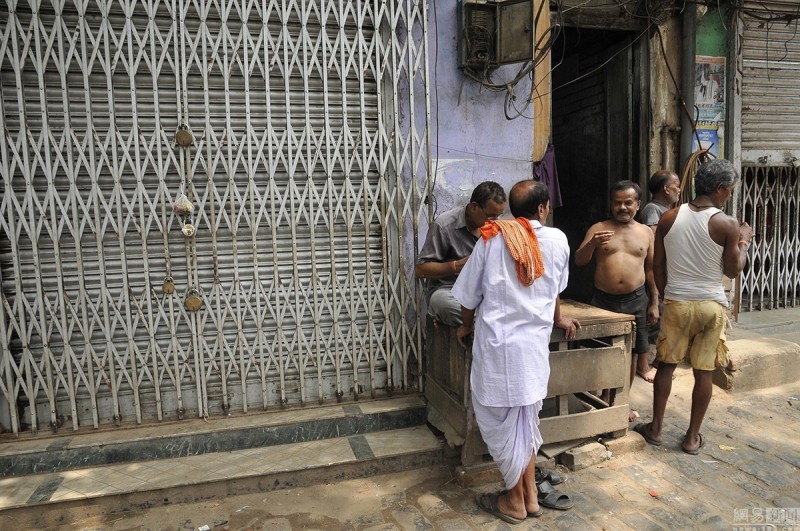 扛镰刀斧头旗上街头 印度工人全国罢工求涨薪(图)