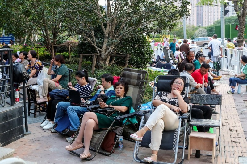 上海小区抢车位 这么多人提前3天彻夜排队(组图)