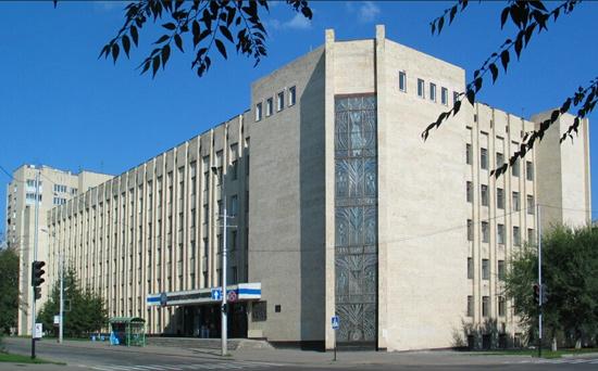 战斗民族大学开学方式:男女玩游戏脱光光(图)