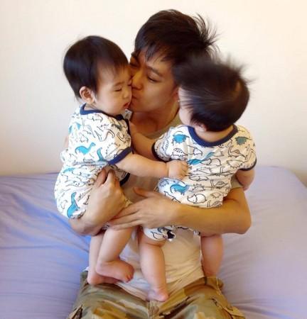 林志颖生完3个儿子还想要!抱小女娃"讨喜气"(图)