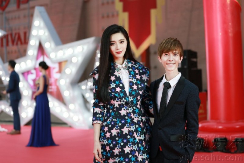 范冰冰出席活动甜笑可人 星星印花裙露白皙美腿