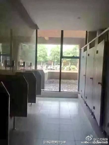 湖南大学卫生间竟是玻璃墙 网友:静观其便(图)