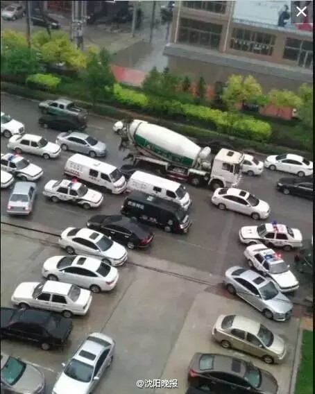 突发!辽宁营口运钞车被劫 载3500万现金(组图)