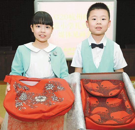 G20接机献花的孩子们,有人收到了总统夫人的礼物