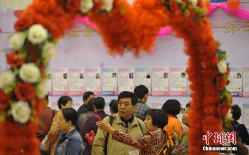 河北中老年相亲会现场火爆 近200人参加(组图)