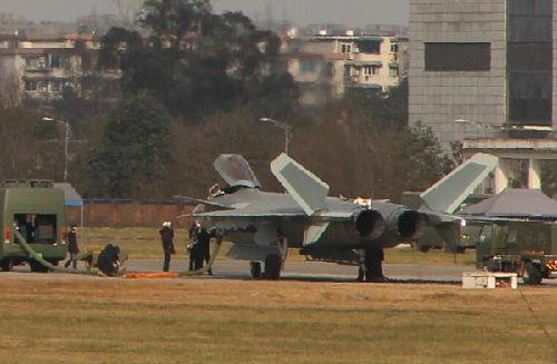 外媒:歼20战机疑外挂油箱试飞 航程可飞美国(图)