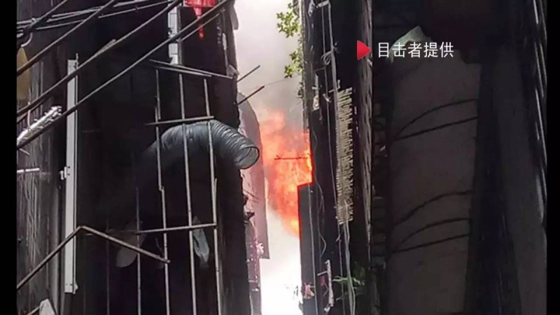 父爱如山!火场救女 用身体挡住烈焰(组图)