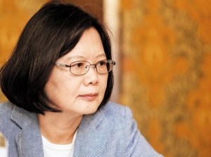 政策摇摆刀口向内 蔡英文是女版马英九？