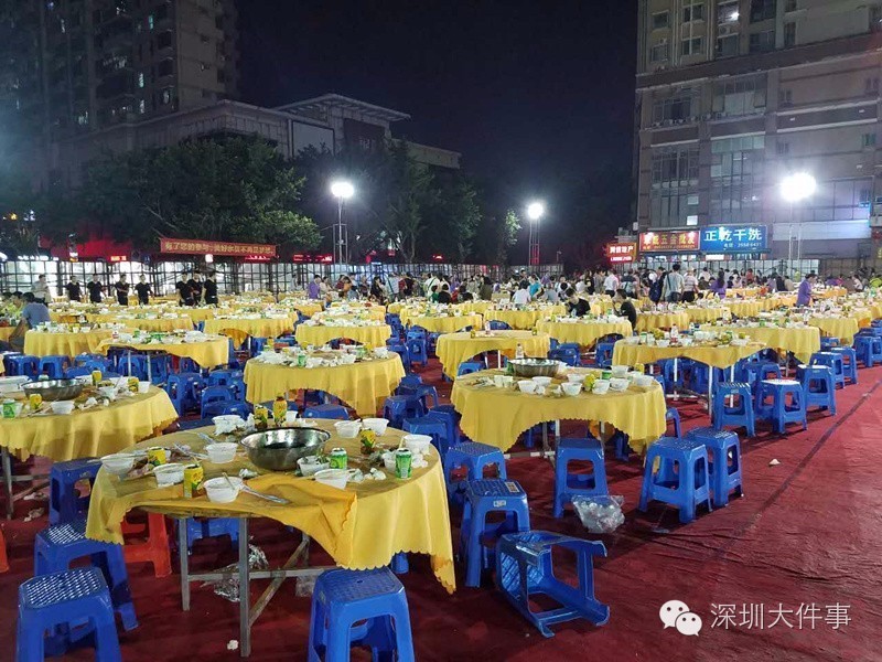 气势逼人!深圳废墟上现千人盆菜宴(组图)