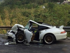 福特超车对撞保时捷 保时捷全毁了(组图)