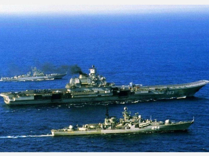 俄军航母出征叙利亚 一路喷黑烟 被嘲是"烧煤船"