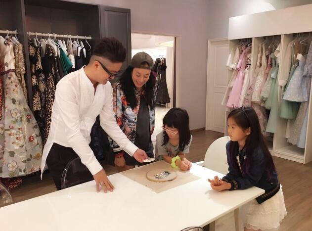 婚礼进入倒计时!钟丽缇试穿婚纱两女藏裙底(图)