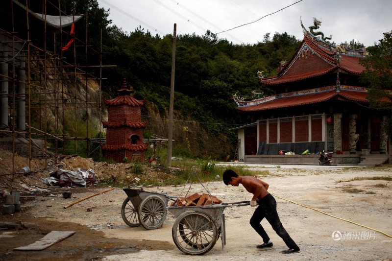 90后民工每天搬砖5千块 练出一身肌肉成网红(图)